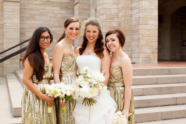 รูปภาพ:https://gustoandgrace.files.wordpress.com/2014/03/bridal-party-14-bridesmaids-gold-dresses1.jpg