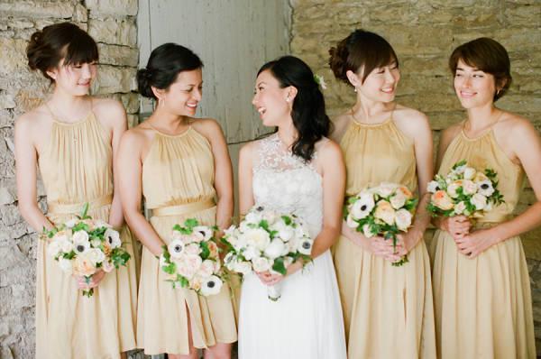 รูปภาพ:http://cache.elizabethannedesigns.com/blog/wp-content/uploads/2013/08/Light-Gold-Halter-Style-Bridesmaids-Dresses-600x398.jpg