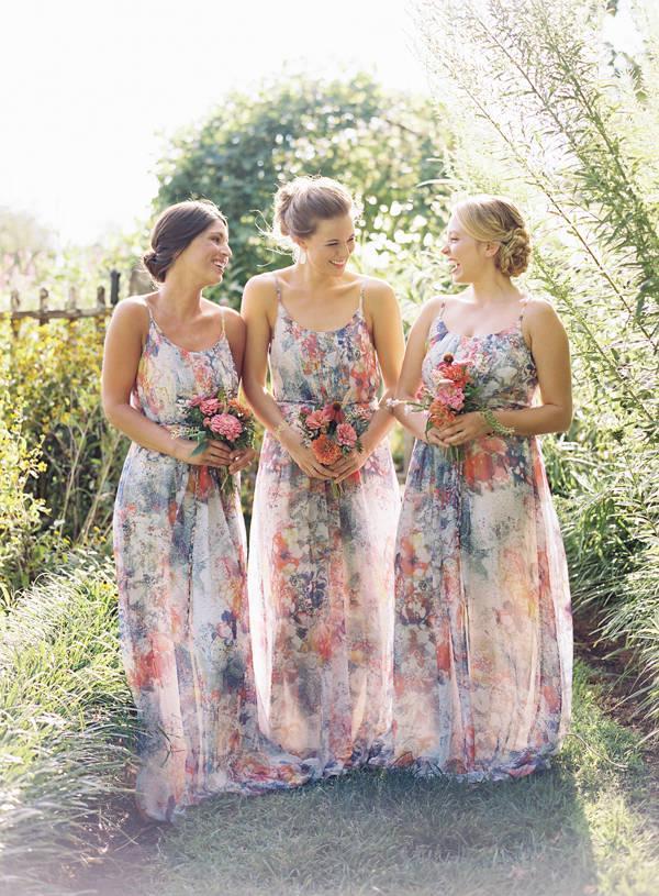 รูปภาพ:http://www.tulleandchantilly.com/blog/wp-content/uploads/2015/08/floral-bridesmaid-dresses-with-straps-for-fall-weddings.jpg