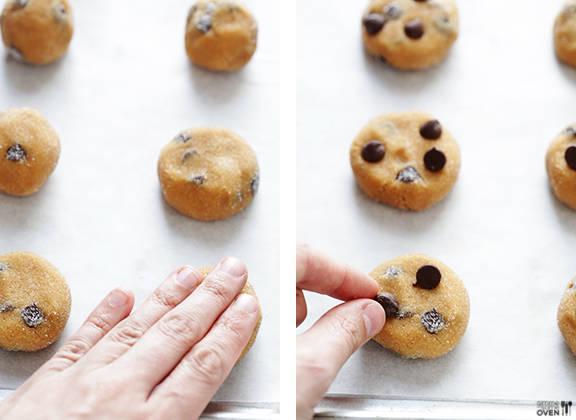 รูปภาพ:http://www.gimmesomeoven.com/wp-content/uploads/2013/12/4-Ingredient-Peanut-Butter-Chocolate-Cookies-12.jpg