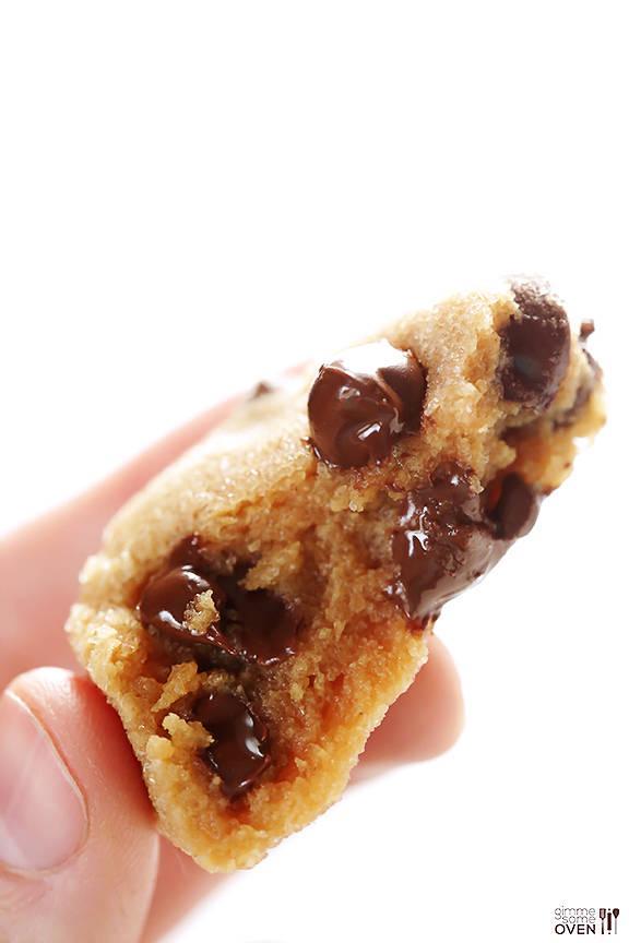 รูปภาพ:http://www.gimmesomeoven.com/wp-content/uploads/2013/12/4-Ingredient-Peanut-Butter-Chocolate-Cookies-6.jpg