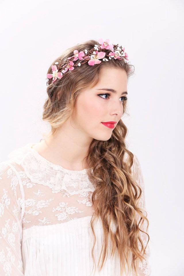 รูปภาพ:http://weddingseve.com/wp-content/uploads/2015/06/flower-headband-for-bride-9.jpg