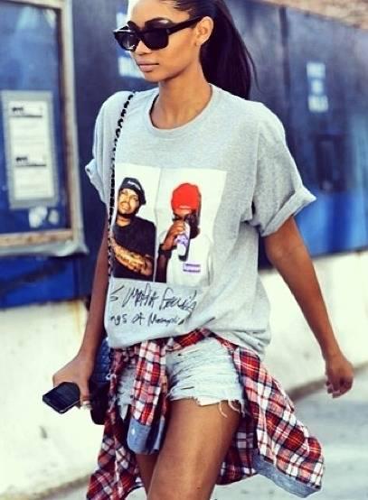 รูปภาพ:https://s3.amazonaws.com/lollipuff/media/blog/141/la-modella-mafia-Chanel-Iman-model-off-duty-street-style-in-a-hip-hop-tee-cut-off-shorts-plaid-shirt-tied-around-the-waist-and-thigh-high-boots-2.jpg