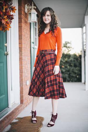 รูปภาพ:http://images0.chictopia.com/photos/triplethread/10709571520/carrot-orange-v-neck-target-sweater-plaid-vintage-skirt.jpg