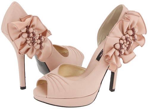 รูปภาพ:http://my-weddingdream.com/wp-content/uploads/2012/04/Four-reasons-you-should-have-pink-bridal-shoes.jpg