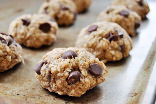 รูปภาพ:http://thecolorfulkitchen.com/wp-content/uploads/2015/02/Food-Babe-Forever-Cookies-Vegan-Gluten-Free-2.jpg