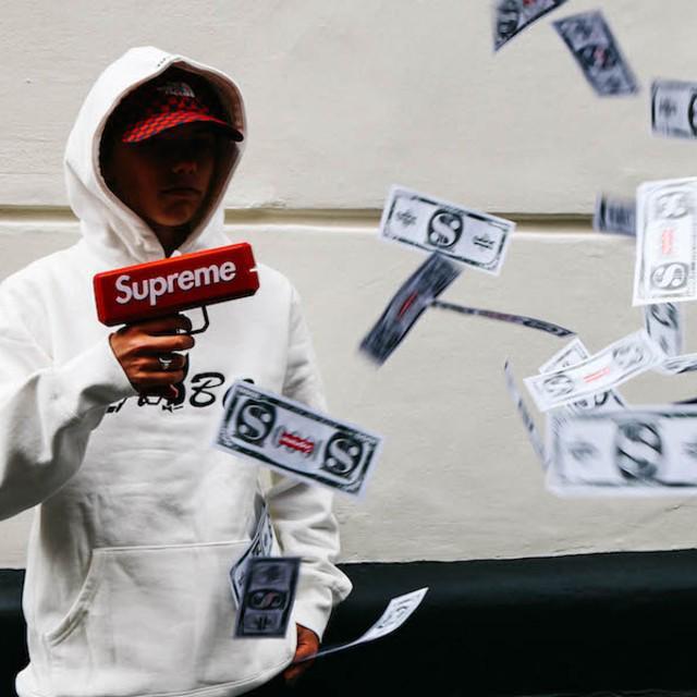 ตัวอย่าง ภาพหน้าปก:10 ของใช้สุดแปลกจากแบรนด์แฟชั่น 'Supreme' #ต้องรวยแค่ไหนถึงจะซื้อเก็บได้