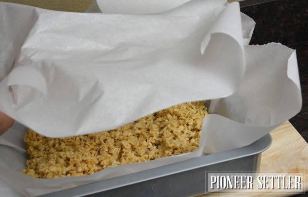 รูปภาพ:http://pioneersettler.com/wp-content/uploads/2014/06/How-to-make-rice-krispie-treats26.jpg