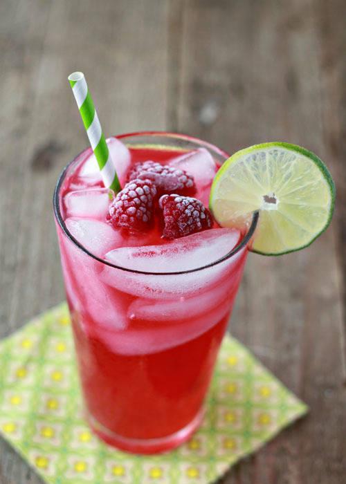 รูปภาพ:http://www.kitchentreaty.com/wp-content/uploads/2013/08/Iced-Raspberry-Green-Tea-Limeade.jpg