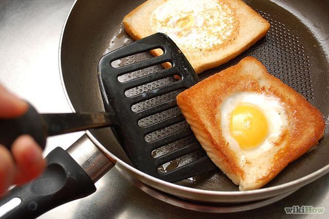 รูปภาพ:http://pad1.whstatic.com/images/thumb/d/d8/Make-Eggs-in-a-Basket-Step-6.jpg/670px-Make-Eggs-in-a-Basket-Step-6.jpg