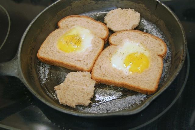 รูปภาพ:http://eatathomecooks.com/wp-content/uploads/2009/11/bread-egg-cooking-1024x680.jpg