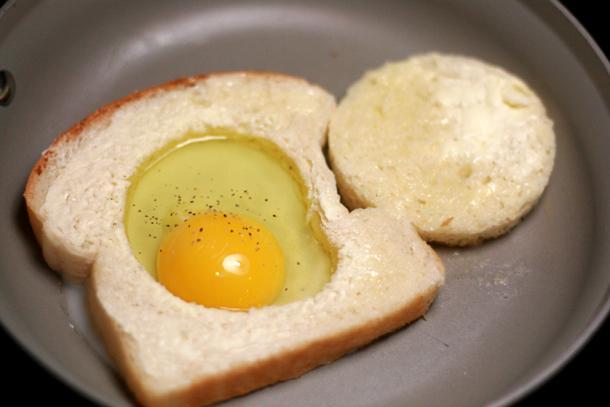 รูปภาพ:http://www.thecupcaketheory.com/wp-content/uploads/2011/03/egg_in_toast_in_pan.jpg