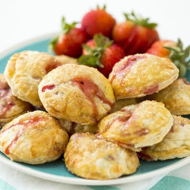 ตัวอย่าง ภาพหน้าปก:วิธีทำ Mini Strawberry Pie พายสตรอว์เบอร์รี่ไซส์มินิ อร่อยง่ายถูกใจทุกคน