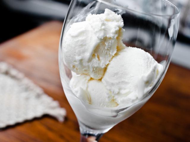 รูปภาพ:http://www.seriouseats.com/recipes/images/2011/09/20110916-170524-white-wine-frozen-yogurt.jpg