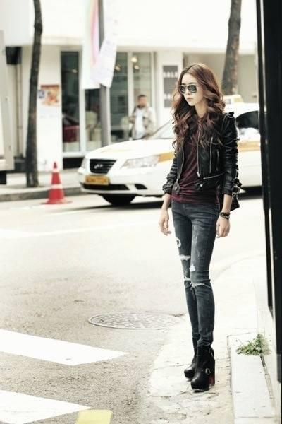 รูปภาพ:http://images2.chictopia.com/photos/LHuang/3850719618/jeans-leather-jacket_400.jpg