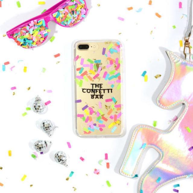 ภาพประกอบบทความ Confetti Phone Case ชวนประดิษฐ์ 'เคสมือถือลูกปาสีรุ้ง' สดใสสะดุดตาฉบับสบายกระเป๋า