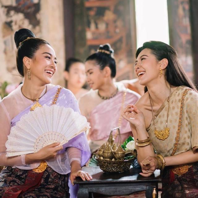 ภาพประกอบบทความ 5 ทรงผมหญิงไทยสมัยโบราณใน "บุพเพสันนิวาส" สวยงามสง่าเหลือเกินเจ้าค่ะ