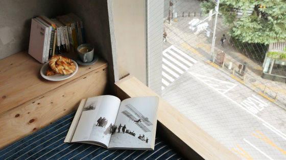 รูปภาพ:http://i.gzn.jp/img/2015/10/30/book-and-bed-tokyo/P3220570_m.jpg