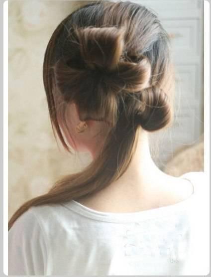 รูปภาพ:http://goodhomediy.com/wp-content/uploads/2014/11/DIY-Chic-Flower-Petal-Updo-Hairstyle-4_1.jpg