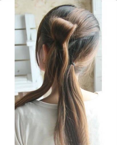 รูปภาพ:http://goodhomediy.com/wp-content/uploads/2014/11/DIY-Chic-Flower-Petal-Updo-Hairstyle-2.jpg
