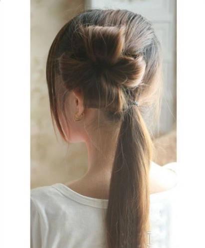 รูปภาพ:http://goodhomediy.com/wp-content/uploads/2014/11/DIY-Chic-Flower-Petal-Updo-Hairstyle-4.jpg