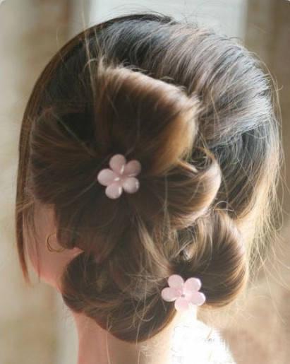 รูปภาพ:http://goodhomediy.com/wp-content/uploads/2014/11/DIY-Chic-Flower-Petal-Updo-Hairstyle-6.jpg
