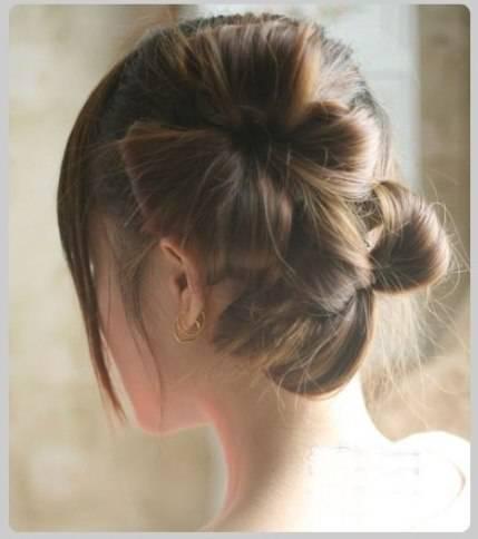รูปภาพ:http://goodhomediy.com/wp-content/uploads/2014/11/DIY-Chic-Flower-Petal-Updo-Hairstyle-4_2.jpg