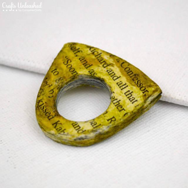 รูปภาพ:http://blog.consumercrafts.com/wp-content/uploads/2014/01/How-to-make-a-paper-ring-Crafts-Unleashed-2.jpg