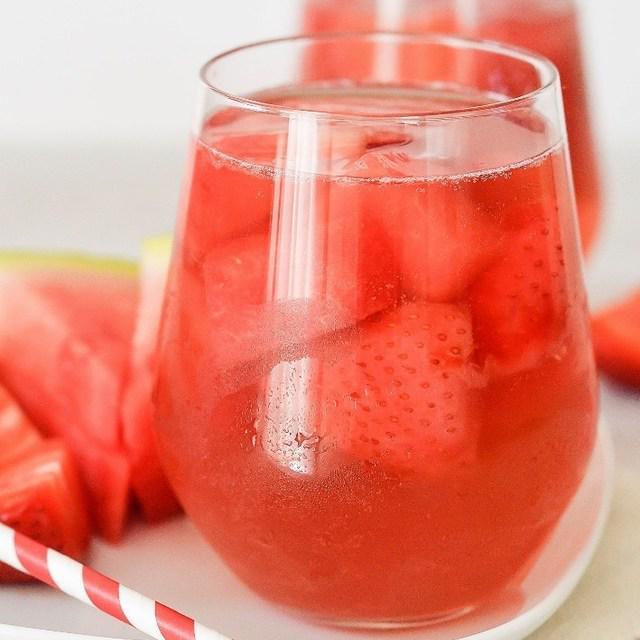 ภาพประกอบบทความ  Strawberry Rose Cocktail เครื่องดื่มค็อกเทลสีแดงสดใส ดื่มเพลินคล่องคอจนไม่อยากวางแก้ว 😋👍