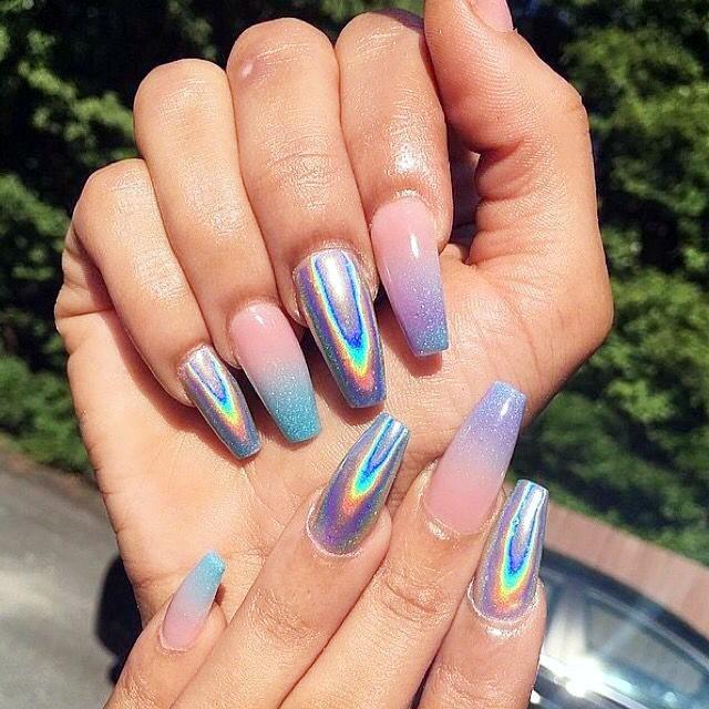 ภาพประกอบบทความ วิบวับระยับตา ✨ ไปกับไอเดีย 'Hologram Nails' ที่จะเสกให้เล็บคุณสวยหรู ดูแพงขึ้นทันตา!