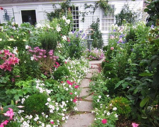 รูปภาพ:http://kitchentablecomics.com/wp-content/uploads/2014/07/attractive-traditional-landscape-with-lovely-front-garden-design-with-green-plants-and-flowers-also-stone-steps-and-white-wooden-house.jpg