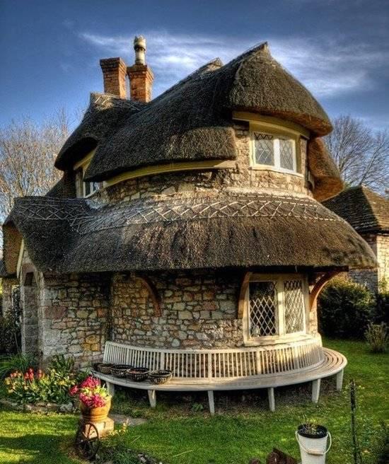 รูปภาพ:http://www.the9tech.com/images/pictuers/a_astoundingly_beautiful_thatch_roof_rubble_stone_cottage_near_bristol_england.jpg