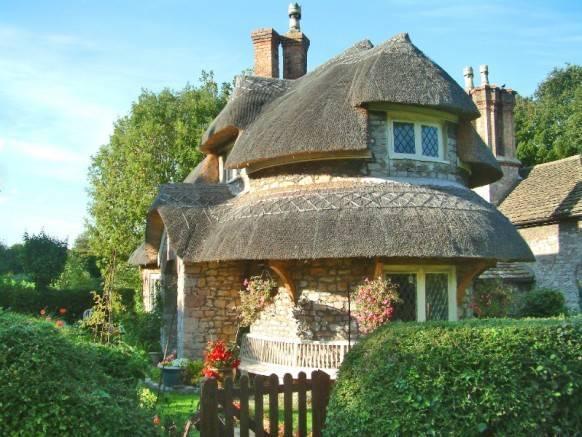 รูปภาพ:http://www.home-designing.com/wp-content/uploads/2010/11/Cottage-Homes-rounded-thatched-roof-582x437.jpg