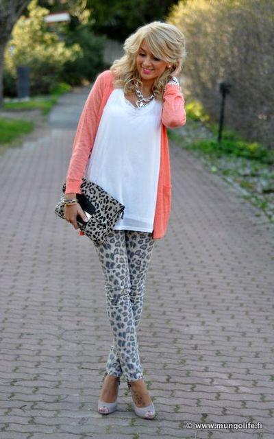 รูปภาพ:http://glamradar.com/wp-content/uploads/2014/11/leopard-leggingsw-ith-cardigan.jpg
