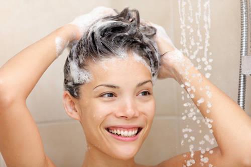 รูปภาพ:http://special-hairstyles.com/wp-content/uploads/2014/10/How-often-you-should-wash-your-hair-by-barbies-beauty-bits.jpg