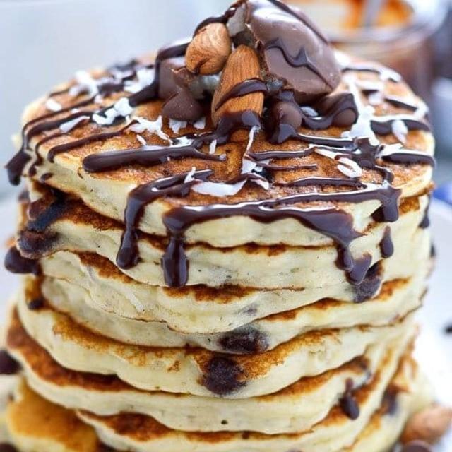 ภาพประกอบบทความ Chocolate Coconut Almond Pancakes แพนเค้กอุดมความฟิน หม่ำชิ้นเดียวไม่เคยพอ