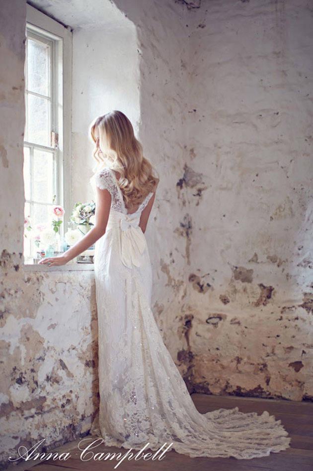 รูปภาพ:http://bridalmusings.com/wp-content/uploads/2014/09/Forever-Entwined-Wedding-Dress-Collection-By-Anna-Campbell-35mm-Wedding-Photography-Bridal-Musings-Wedding-Blog-25.jpg
