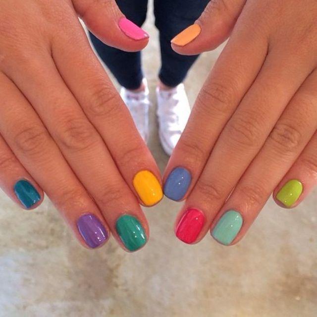 ภาพประกอบบทความ สดใสได้อีก ไอเดียทำเล็บ Multicolor Nails สาดสีสวย ให้เล็บโดดเด่นรับซัมเมอร์