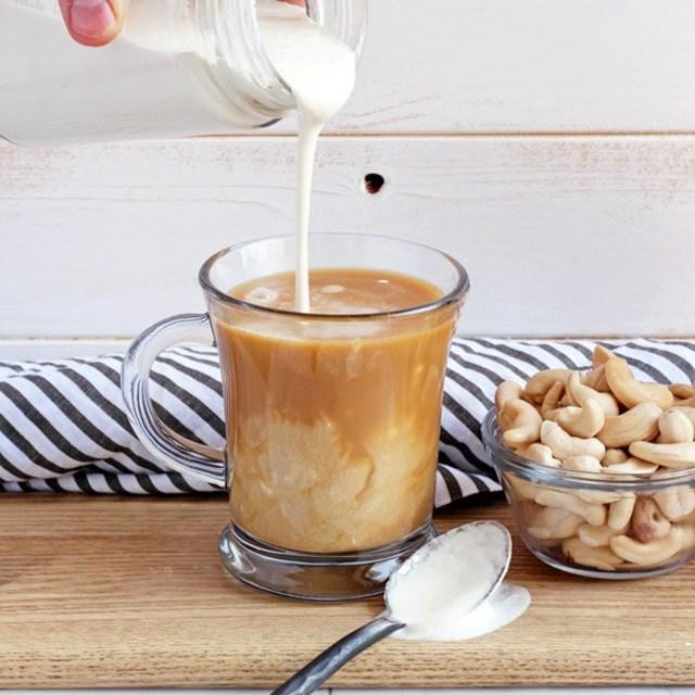 ตัวอย่าง ภาพหน้าปก:Cashew Milk Coffee Creamer ครีมเทียมเม็ดมะม่วงหิมพานต์ ความอร่อยง่ายๆ แบบมีประโยชน์