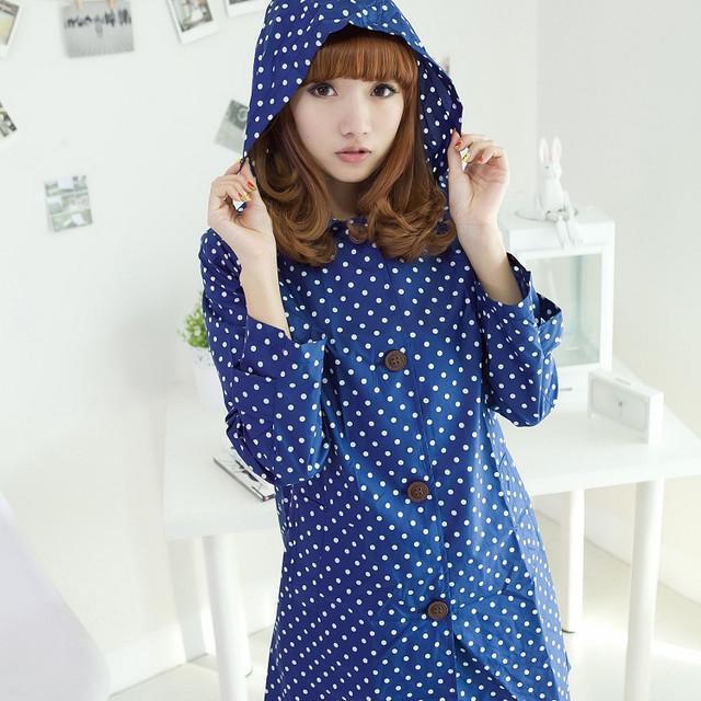 รูปภาพ:http://i00.i.aliimg.com/wsphoto/v0/766879796/Raincoat-fashion-polka-dot-button-with-a-hood-raincoat-set-poncho-trench-raincoat-navy-blue.jpg