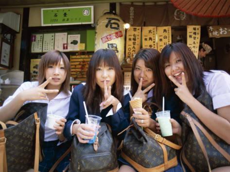 รูปภาพ:https://greenstilettosdotcom.files.wordpress.com/2013/06/school-girls-with-louis-vuitton-bags-tokyo-honshu-japan.jpg