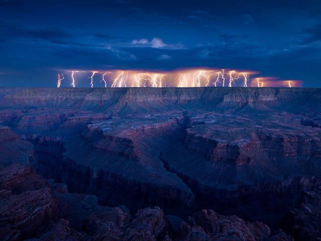 รูปภาพ:http://s3-ak.buzzfed.com/static/imagebuzz/terminal01/2011/9/23/11/thunderheads-over-the-grand-canyon-29000-1316793561-1.jpg