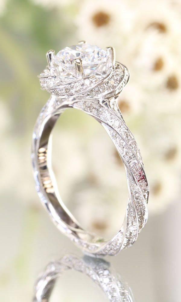 รูปภาพ:http://www.elegantweddinginvites.com/wp-content/uploads/2015/04/stunning-twist-halo-wedding-engagement-ring.jpg