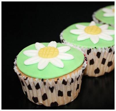 รูปภาพ:http://cakewhiz.com/files/2013/4/daisies+made+from+mmf.jpg