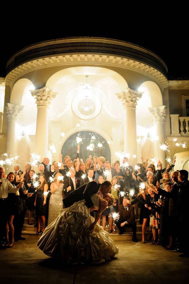 รูปภาพ:http://www.wantthatwedding.co.uk/wp-content/uploads/2014/11/Sparkler-Send-Off-Wedding.jpg