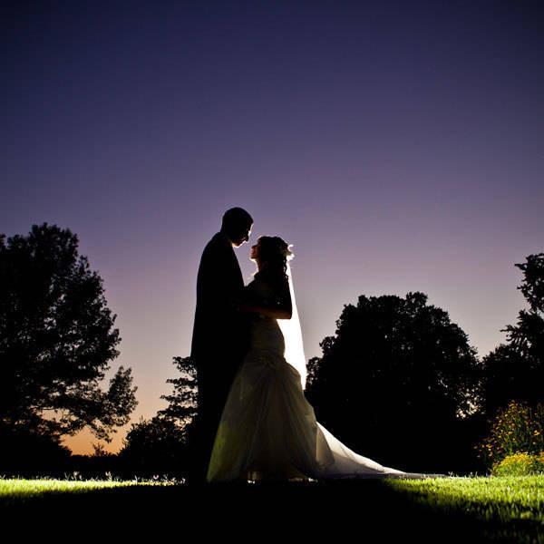 รูปภาพ:http://www.bridalguide.com/sites/default/files/article-images/PHOTO-OF-THE-DAY/bride-groom-after-sundown-600.jpg