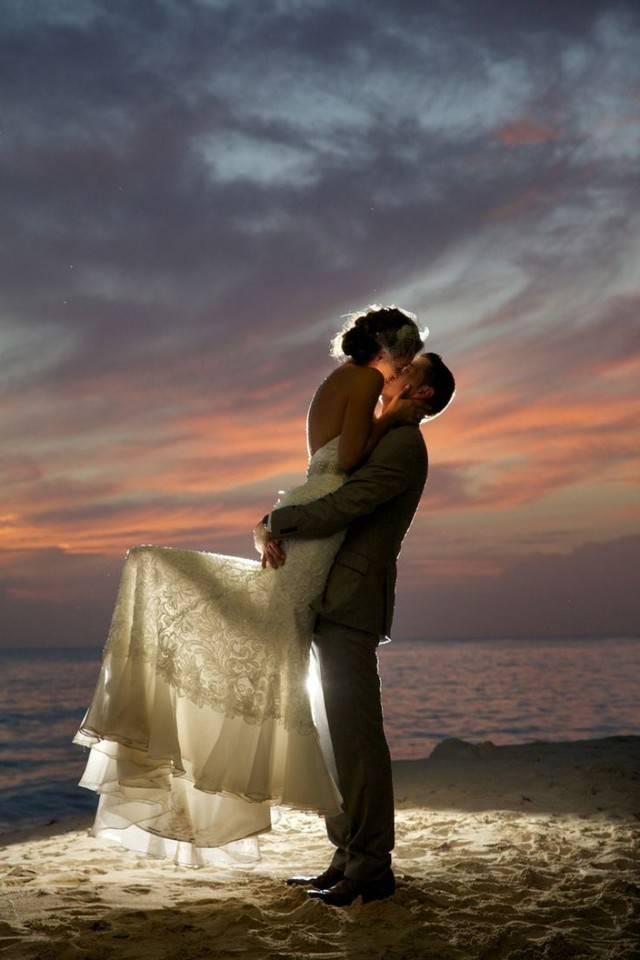 รูปภาพ:http://g02.a.alicdn.com/kf/HTB1O0qpHFXXXXbyaXXXq6xXFXXXC/Mermaid-Wedding-Dresses-Sexy-Backless-2015-Lace-Real-Photos-Wedding-Gown-with-Applique-Romantic-Beach-Wedding.jpg