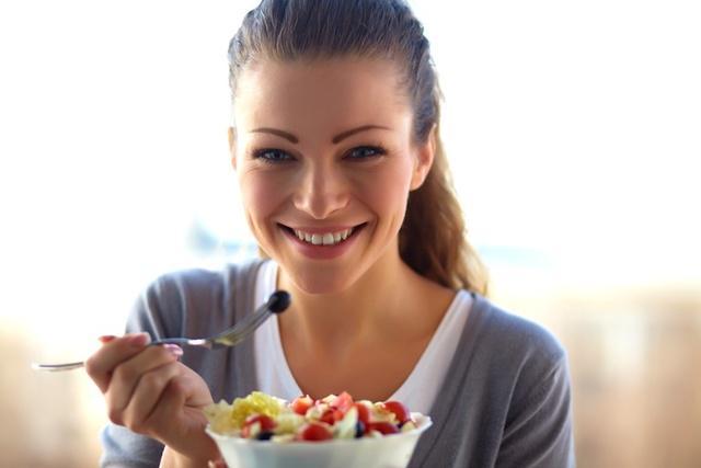 รูปภาพ:http://res.mindbodygreen.com/img/ftr/WOmanEatingBerriesInBowl900.jpg