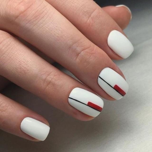 ภาพประกอบบทความ เรียบง่ายแต่สวย! ไอเดียเพ้นท์เล็บ "Simple Nails" สาวสโลว์ไลฟ์เห็นแล้วต้องปลื้ม!