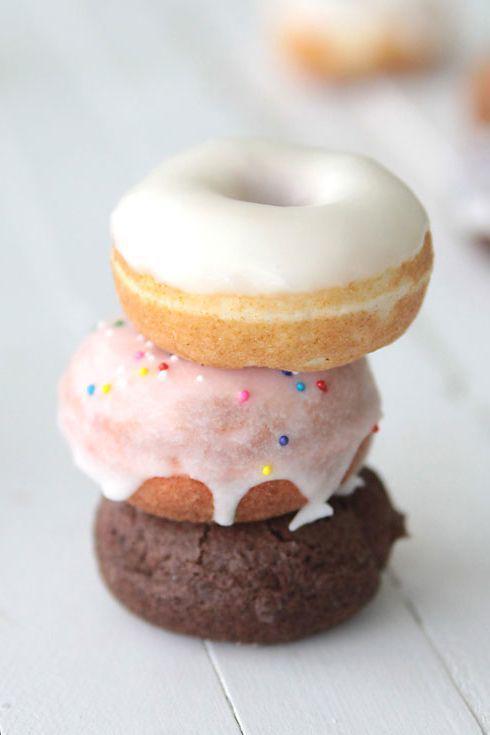 รูปภาพ:https://hips.hearstapps.com/ghk.h-cdn.co/assets/17/12/cake-mix-donuts.jpg?crop=1.0xw:1xh;center,top&resize=980:*